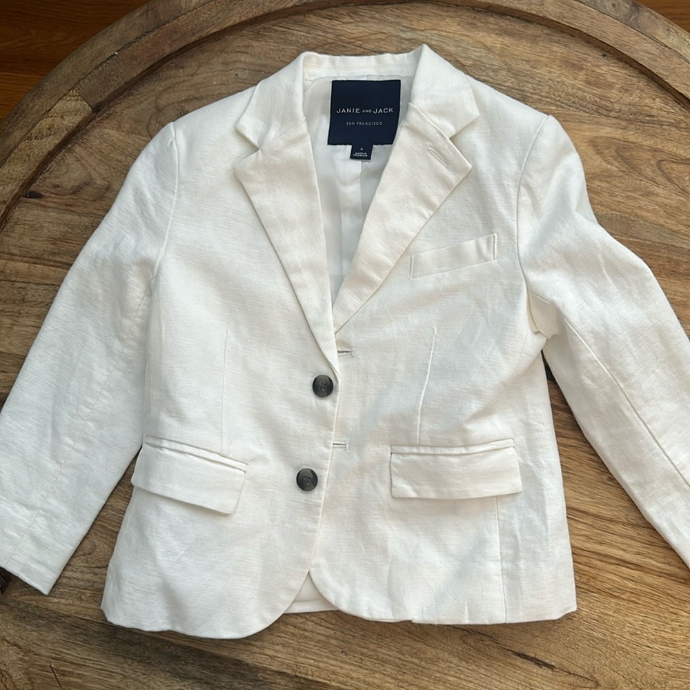 Janie and Jack Boys sz 4 white linen suiting. Used worn  2 hrs. mint condition